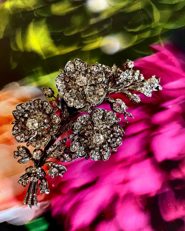 EN TREMBLANT BROOCH